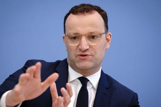 Jens Spahn sucht nach einer Lösung für die Nationalspieler, die aus England einreisen.