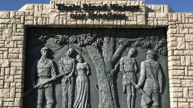 Ein Denkmal erinnert im Zentrum der namibischen Hauptstadt an den von deutschen Kolonialtruppen begangenen Völkermord an den Herero und Nama von 1904 bis 1907. Ein Denkmal erinnert im Zentrum der namibischen Hauptstadt an den von deutschen Kolonialtruppen begangenen Völkermord an den Herero und Nama von 1904 bis 1907.