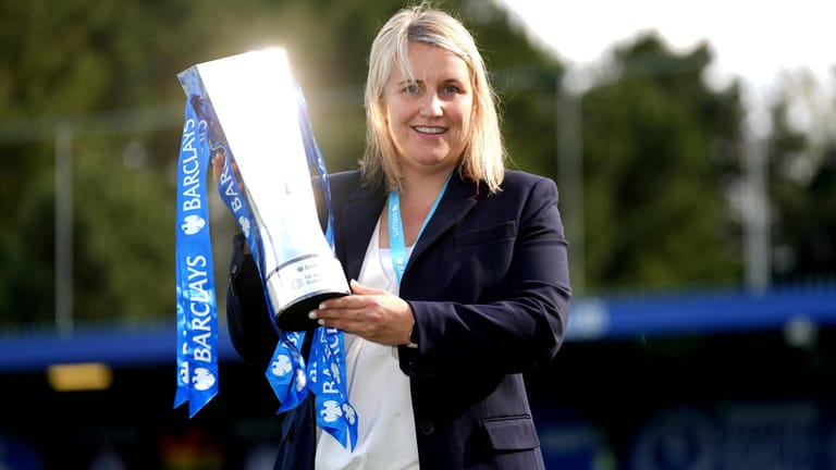 Emma Hayes: Die Trainerin des FC Chelsea zeigt stolz die Trophäe der Super League, sie legt das Training ihrer Spielerinnen nach dem Menstruationszyklus aus.