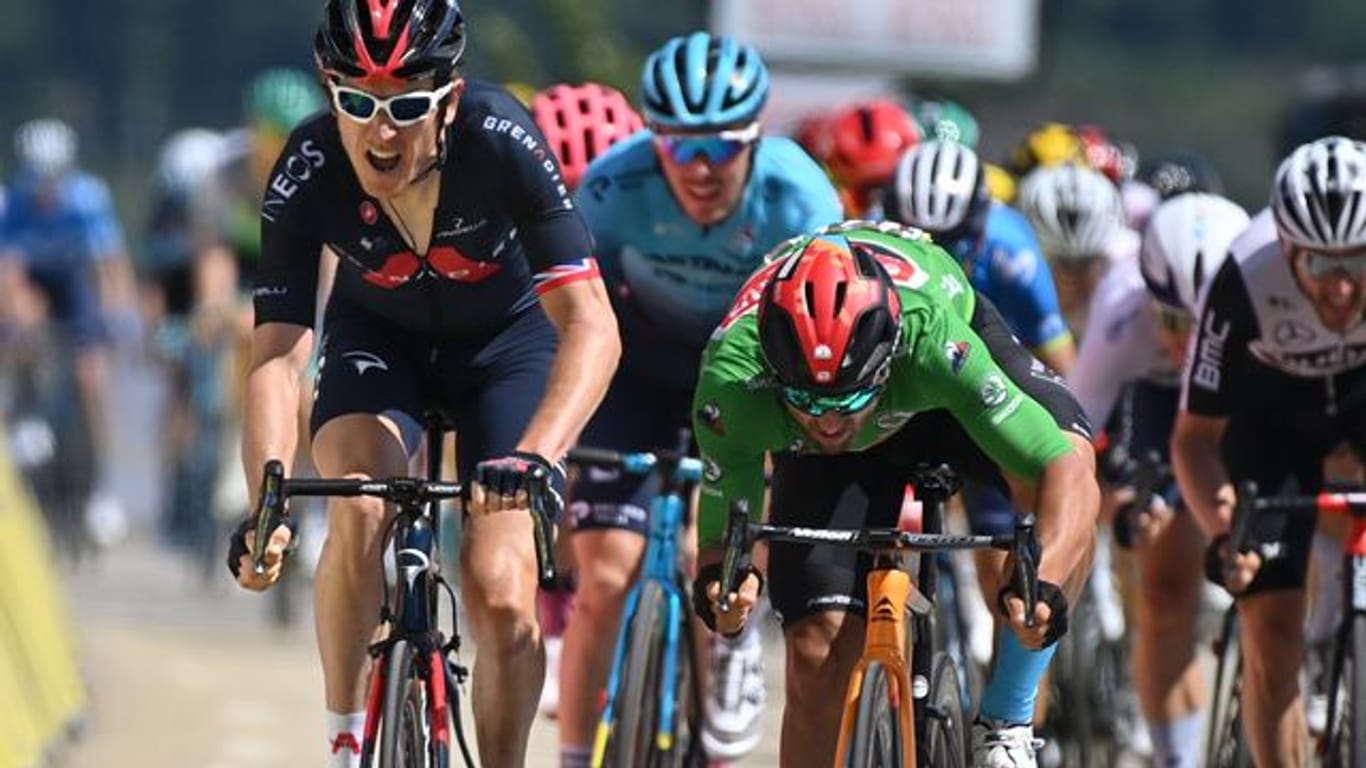 Geraint Thomas (l) aus Großbritannien überquert die Zielline als Etappensieger.