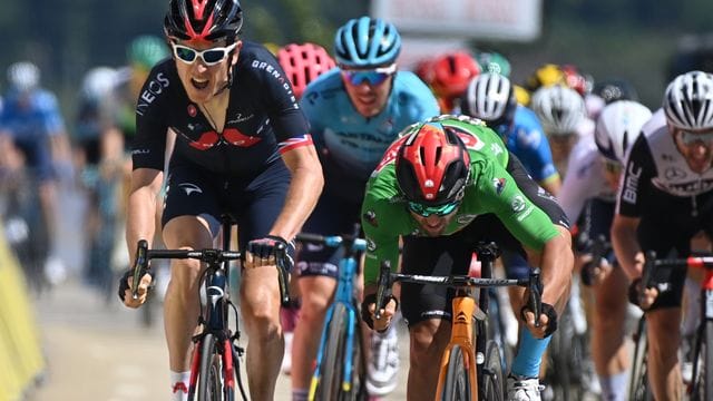 Geraint Thomas (l) aus Großbritannien überquert die Zielline als Etappensieger.