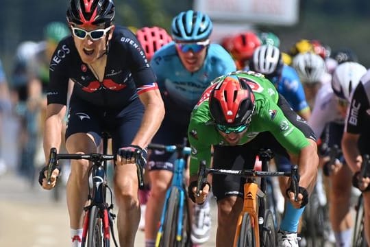 Geraint Thomas (l) aus Großbritannien überquert die Zielline als Etappensieger.