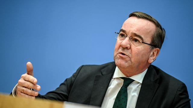 Niedersachsens Innenminister Boris Pistorius hat den neuen Verfassungschutzbericht 2020 vorgestellt.