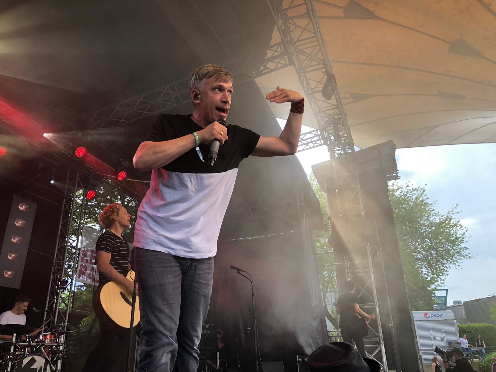 "Kasalla"-Sänger Bastian Campmann freut sich mit den Zuschauern: "Das Leben ist zurück!"