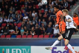 Amos Pieper (r) kämpft mit dem Niederländer Justin Kluivert um den Ball.