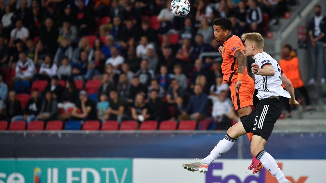 Amos Pieper (r) kämpft mit dem Niederländer Justin Kluivert um den Ball. Amos Pieper (r) kämpft mit dem Niederländer Justin Kluivert um den Ball.
