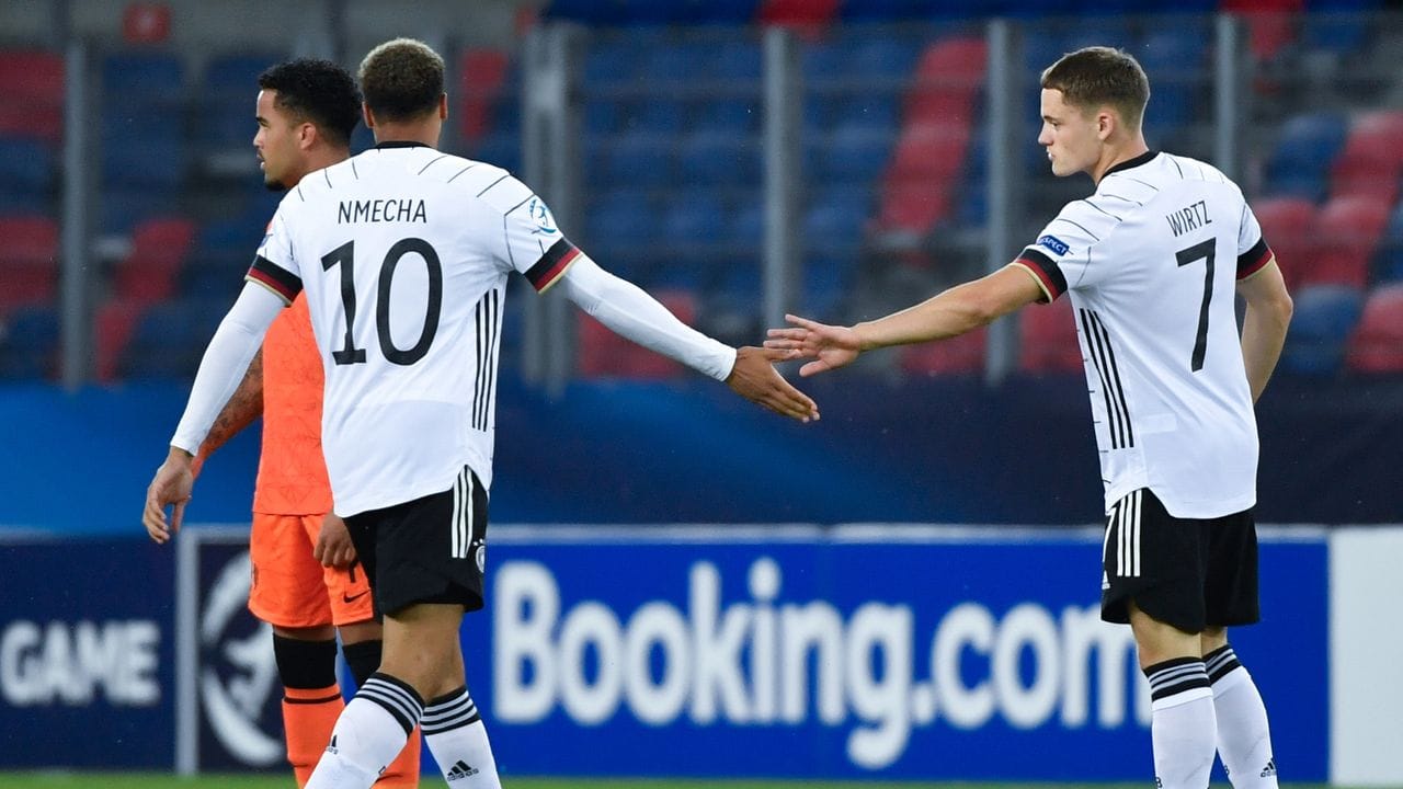 Torschütze Florian Wirtz (r) jubelt mit Lukas Nmecha (10) über das frühe Tor zur 1:0-Führung. Torschütze Florian Wirtz (r) jubelt mit Lukas Nmecha (10) über das frühe Tor zur 1:0-Führung.