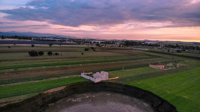 Auf einem Feld in Zentralmexiko hat sich ein großer mit Wasser gefüllter Krater aufgetan.