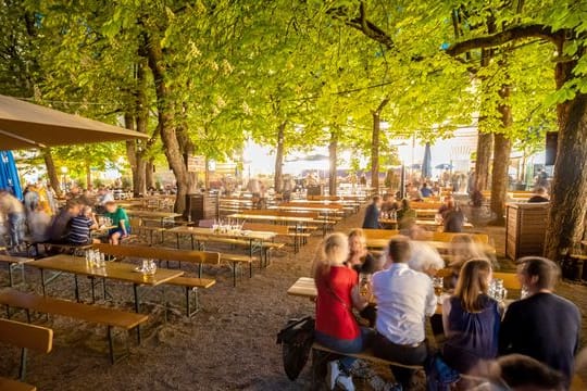 Besucher sitzen im Biergarten: Bayern überlegt auch Innen wieder zu öffnen.