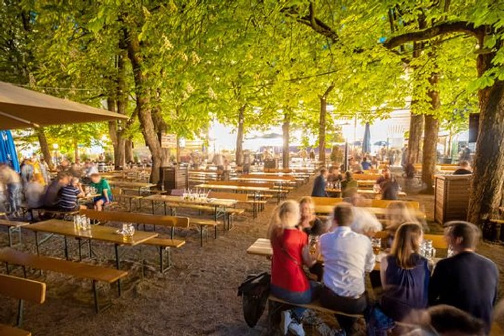 Besucher sitzen im Biergarten: Bayern überlegt auch Innen wieder zu öffnen.