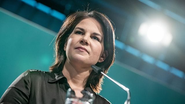 Im Streit um höhere Benzinpreise und den Klimaschutz sieht sich die designierte Grünen-Kanzlerkandidatin Annalena Baerbock anhaltender Kritik ausgesetzt. Im Streit um höhere Benzinpreise und den Klimaschutz sieht sich die designierte Grünen-Kanzlerkandidatin Annalena Baerbock anhaltender Kritik ausgesetzt.