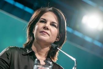 Im Streit um höhere Benzinpreise und den Klimaschutz sieht sich die designierte Grünen-Kanzlerkandidatin Annalena Baerbock anhaltender Kritik ausgesetzt.