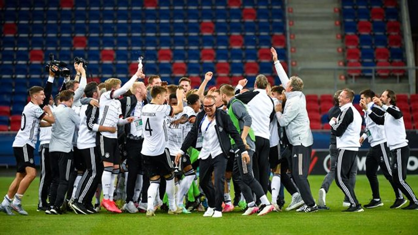 Die U21-Spieler jubeln nach dem Spiel.