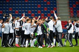 Die U21-Spieler jubeln nach dem Spiel.