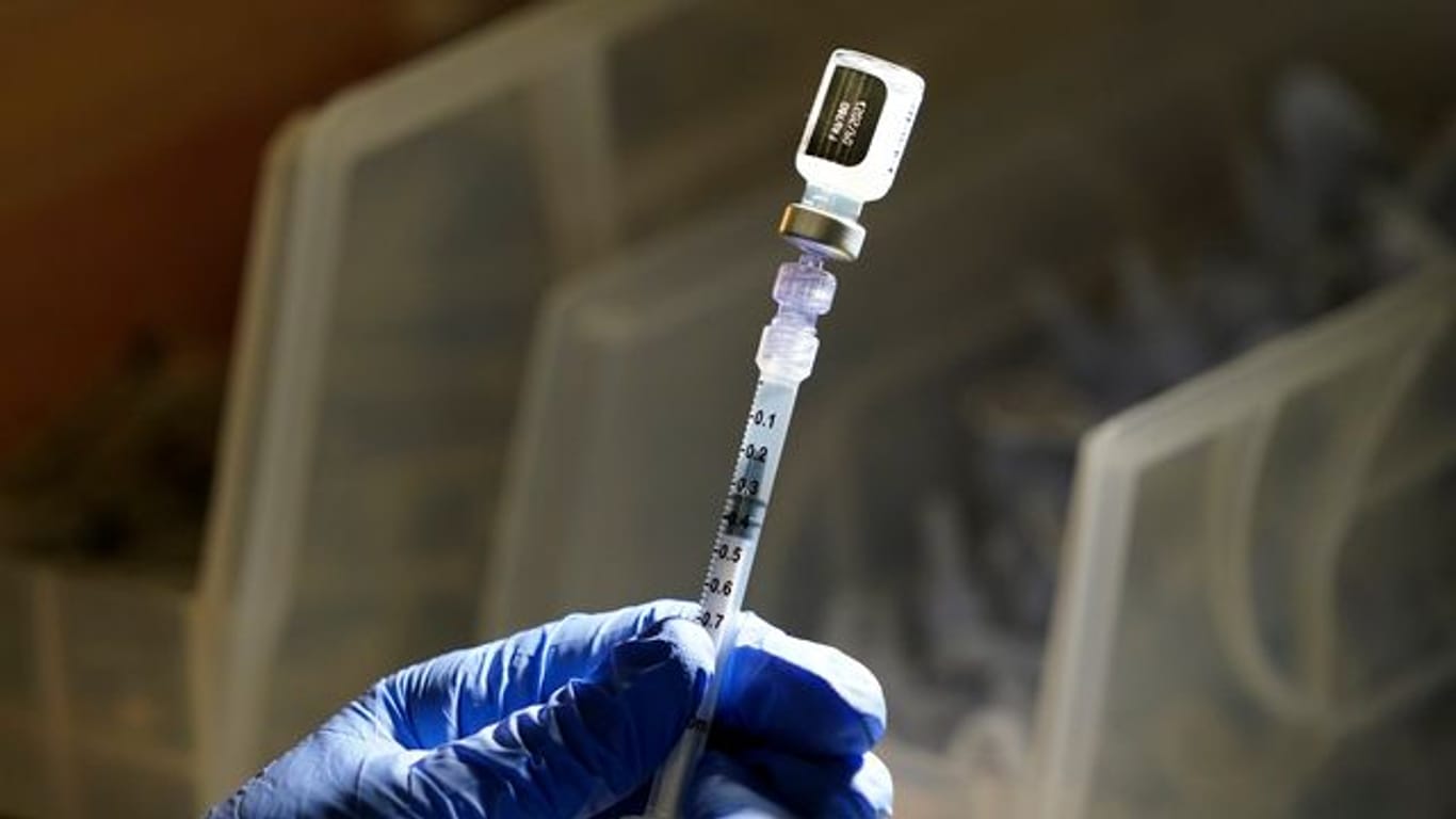 Eine Dosis des Biontech/Pfizer-Impfstoffs wird vorbereitet.