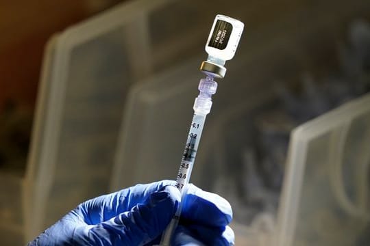 Eine Dosis des Biontech/Pfizer-Impfstoffs wird vorbereitet.