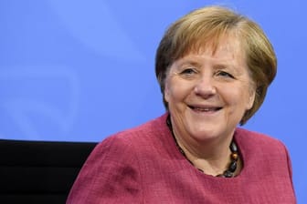 Schwört das DFB-Team kurz vor Beginn auf die EM ein: Bundeskanzlerin Angela Merkel.