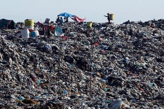 Zu den hauptsächlichen Verursachern der Bodenverschmutzung gehört untre anderem die Abfallentsorgung.