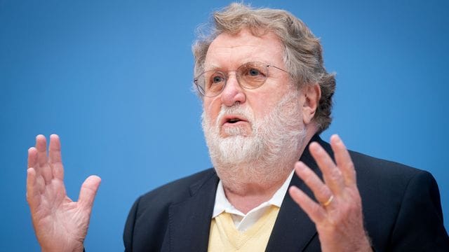 Thomas Mertens, Vorsitzender der Ständigen Impfkommission, glaubt nicht an eine generelle Impf-Empfehlung für Kinder. Thomas Mertens, Vorsitzender der Ständigen Impfkommission, glaubt nicht an eine generelle Impf-Empfehlung für Kinder.