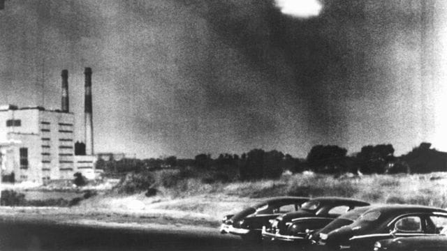Vier in Formation fliegende "Objekte" über der Stadt Salem im US-Bundesstaat Massachusetts - aufgenommen im Jahr 1952. Vier in Formation fliegende "Objekte" über der Stadt Salem im US-Bundesstaat Massachusetts - aufgenommen im Jahr 1952.