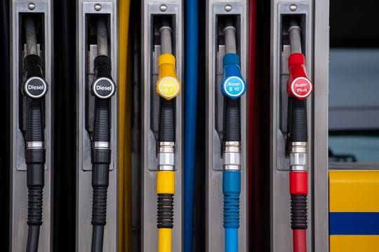 In der Debatte um höhere Spritpreise hat Regierungssprecher Steffen Seibert klargestellt, dass die Preise für Benzin oder Diesel ohnehin in den kommenden Jahren steigen würden.