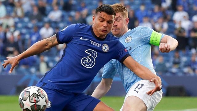 Hat seinen Vertrag beim FC Chelsea um ein Jahr verlängert: Thiago Silva (im Duell mit Kevin De Bruyne, r).