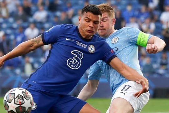 Hat seinen Vertrag beim FC Chelsea um ein Jahr verlängert: Thiago Silva (im Duell mit Kevin De Bruyne, r).