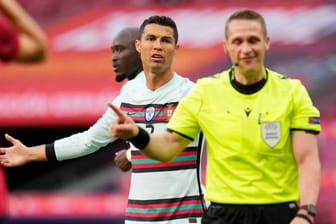 Portugals Cristiano Ronaldo (l) beschwert sich beim Schiedsrichter während des Spiels gegen Spanien.