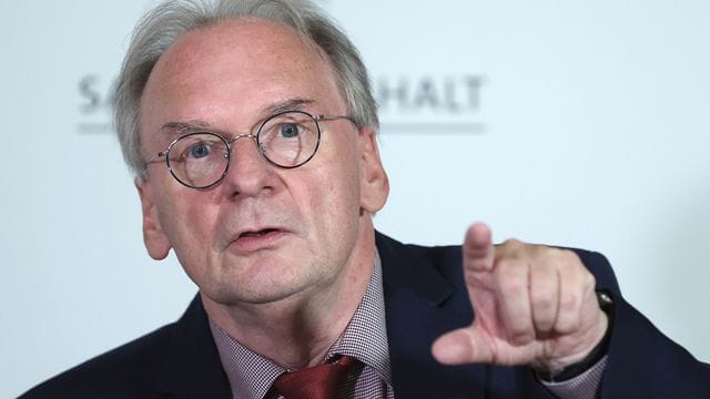 Sachsen-Anhalts Ministerpräsident Reiner Haseloff unterstreicht in seinem Auftritt im Wahlkampf seinen Führungsanspruch. Sachsen-Anhalts Ministerpräsident Reiner Haseloff unterstreicht in seinem Auftritt im Wahlkampf seinen Führungsanspruch.