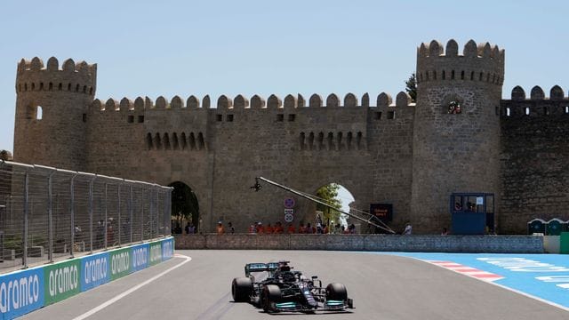 Braucht in Baku eine deutliche Steigerung um wieder an die Spitze zu kommen: Lewis Hamilton dreht in Baku Trainingsrunden.