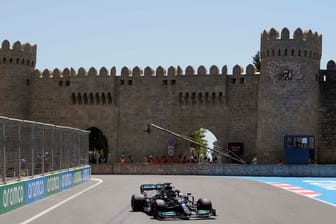 Braucht in Baku eine deutliche Steigerung um wieder an die Spitze zu kommen: Lewis Hamilton dreht in Baku Trainingsrunden.