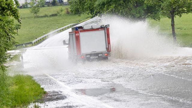 Unwetter mit heftigem Regen haben im Westen Deutschlands die Einsatzkräfte beschäftigt. Unwetter mit heftigem Regen haben im Westen Deutschlands die Einsatzkräfte beschäftigt.