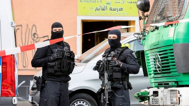Eine Abwanderung von Hisbollah-Sympathisanten aus Deutschland oder einen Rückzug von Aktivisten aus bestimmten Vereinen konnten die Sicherheitsbehörden seit dem Betätigungsverbot nicht beobachten. Eine Abwanderung von Hisbollah-Sympathisanten aus Deutschland oder einen Rückzug von Aktivisten aus bestimmten Vereinen konnten die Sicherheitsbehörden seit dem Betätigungsverbot nicht beobachten.