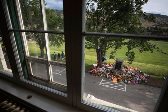 Vor der ehemaligen Kamloops Indian Residential School wurde ein behelfsmäßiges Denkmal eingerichtet.