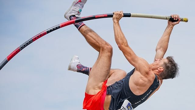 Oleg Zernikel holte sich den Stabhochsprung-Titel.