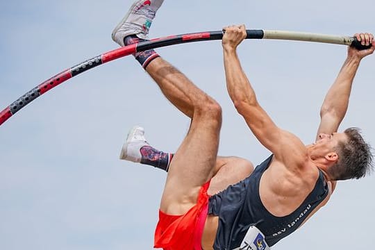 Oleg Zernikel holte sich den Stabhochsprung-Titel.