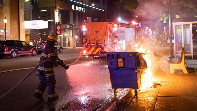 Wütende Menschen, brennende Mülltonnen: Erneut ist in Minneapolis eine Polizeiaktion tödlich eskaliert - hier war vor einem Jahr der Afroamerikaner George Floyd bei einem Einsatz ums Leben gekommen. Wütende Menschen, brennende Mülltonnen: Erneut ist in Minneapolis eine Polizeiaktion tödlich eskaliert - hier war vor einem Jahr der Afroamerikaner George Floyd bei einem Einsatz ums Leben gekommen.