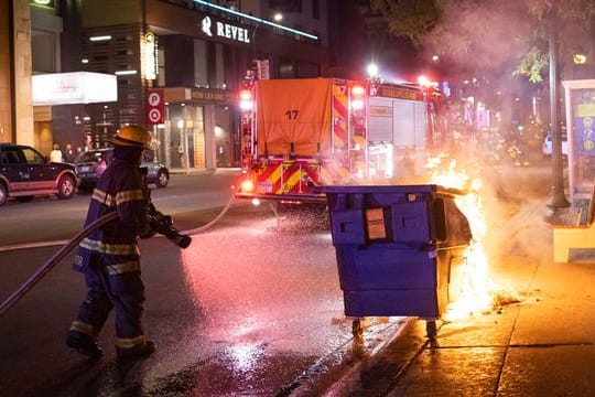 Wütende Menschen, brennende Mülltonnen: Erneut ist in Minneapolis eine Polizeiaktion tödlich eskaliert - hier war vor einem Jahr der Afroamerikaner George Floyd bei einem Einsatz ums Leben gekommen.