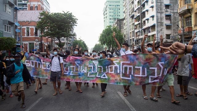 Seit sich das Militär in Myanmar an die Macht geputscht hat, kommt es landesweit immer wieder zu Protesten - die oft brutal niedergeschlagen werden. Seit sich das Militär in Myanmar an die Macht geputscht hat, kommt es landesweit immer wieder zu Protesten - die oft brutal niedergeschlagen werden.