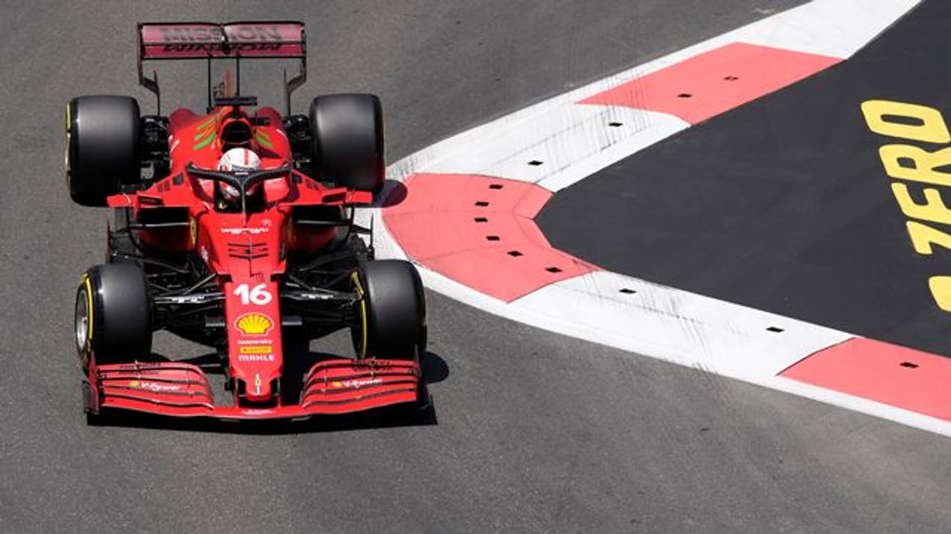 Leclerc vom Team Scuderia Ferrari steuerte sein Auto bei der Qualifikation zum Großen Preis von Aserbaidschan auf die Pole Position.