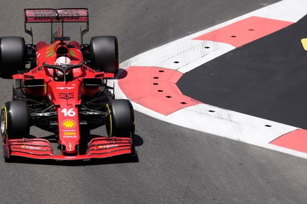 Leclerc vom Team Scuderia Ferrari steuerte sein Auto bei der Qualifikation zum Großen Preis von Aserbaidschan auf die Pole Position.