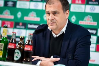 Klaus Filbry, Geschäftsführer von Werder Bremen, spricht bei einer Pressekonferenz.