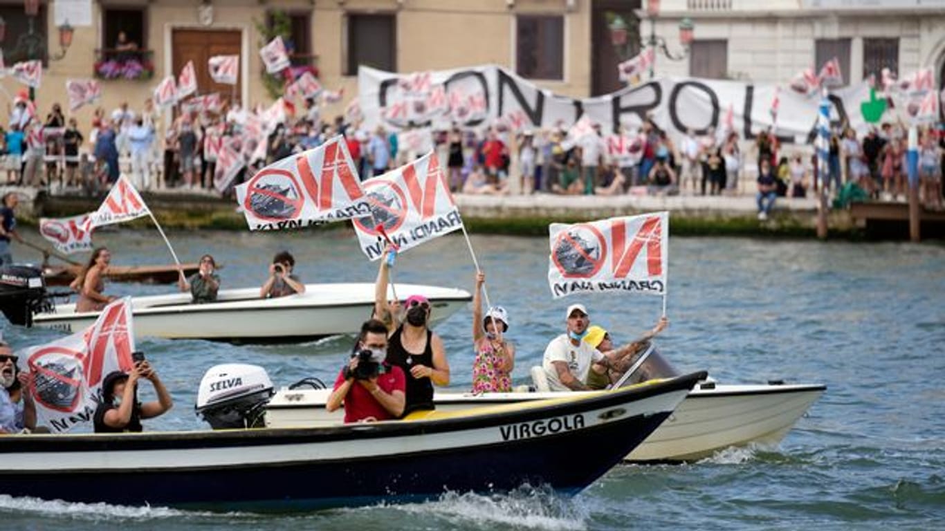Aktivisten protestieren gegen den Start des ersten Kreuzfahrtschiffs in Venedig.