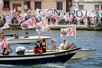 Aktivisten protestieren gegen den Start des ersten Kreuzfahrtschiffs in Venedig.