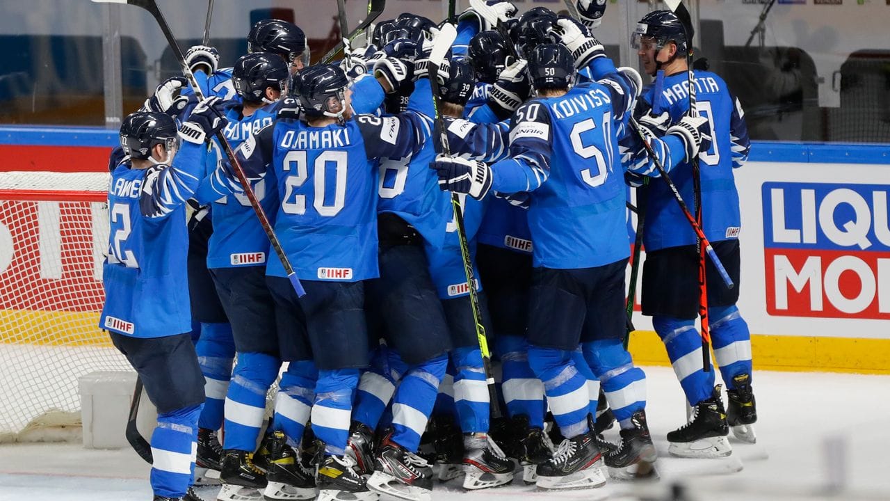 Finnlands Spieler feiern ihren 2:1-Sieg und den damit einhergehenden Einzug in das WM-Finale.