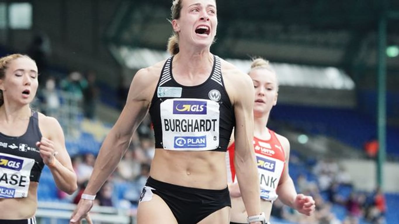 Alexandra Burghardt jubelt als Siegerin und neue deutsche Meisterin über 100 Meter im Ziel.