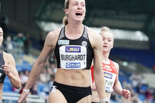 Alexandra Burghardt jubelt als Siegerin und neue deutsche Meisterin über 100 Meter im Ziel.