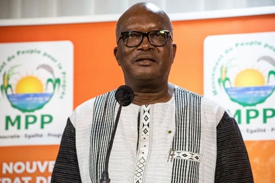 Burkina-Faso-Präsident Roch Kabore: Mehr als 100 Menschen bei einem Überfall im Norden des Landes getötet.