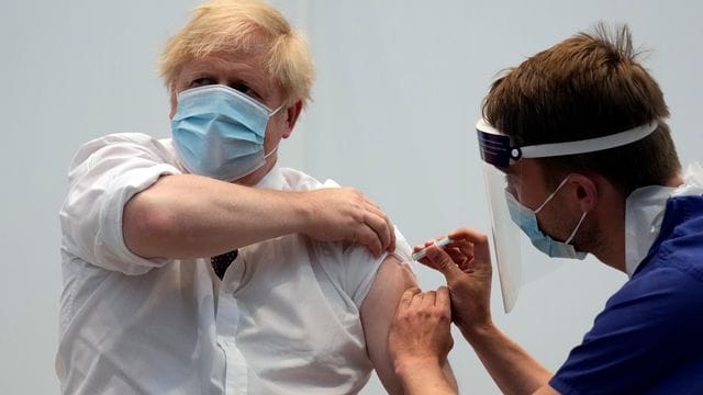 Der britische Boris Johnson bei seiner zweiten Impfung mit dem Corona-Impfstoff von AstraZeneca. Der britische Boris Johnson bei seiner zweiten Impfung mit dem Corona-Impfstoff von AstraZeneca.