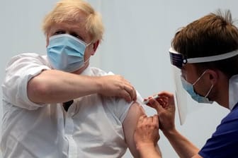 Der britische Boris Johnson bei seiner zweiten Impfung mit dem Corona-Impfstoff von AstraZeneca.